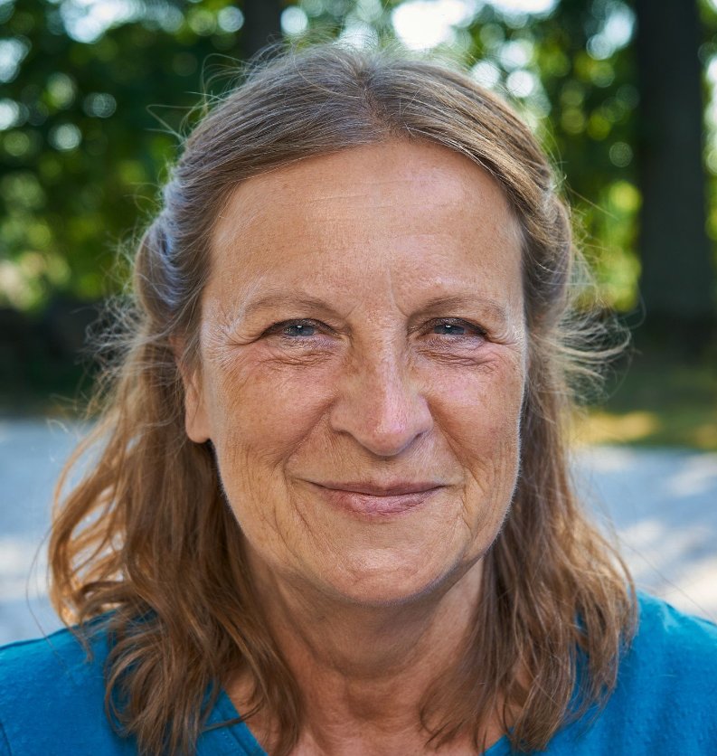 Leende Barbro Bronsberg porträtt utomhus